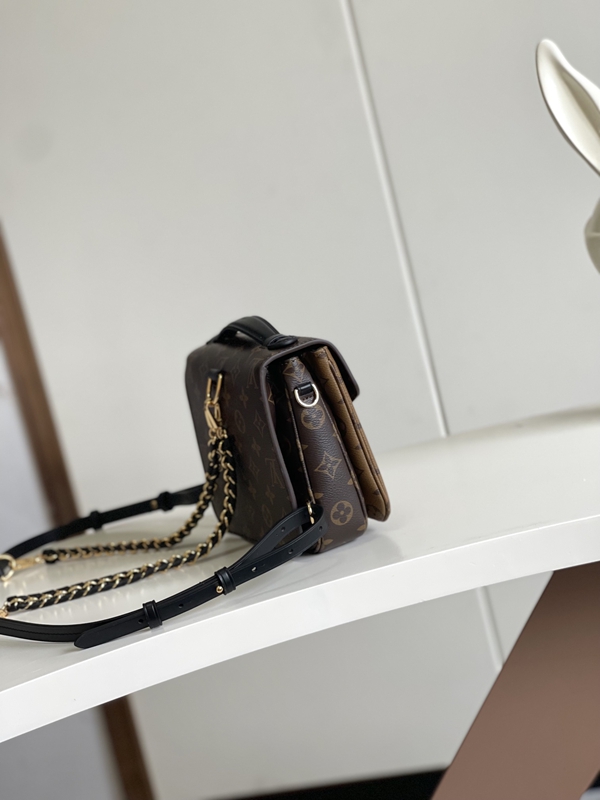 ルイヴィトンバッグ背面デザイン